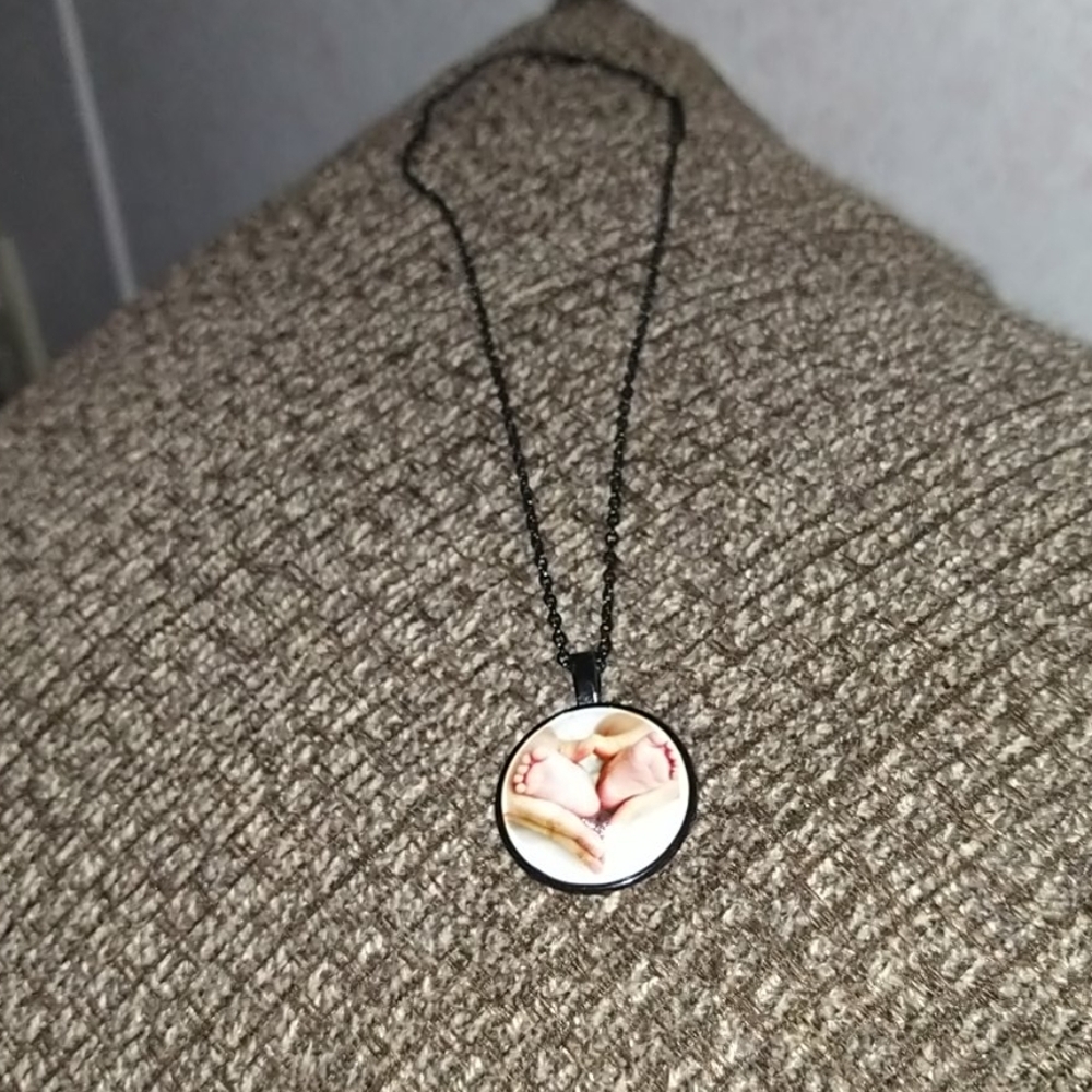 (D29) Parents hand and baby feet necklace